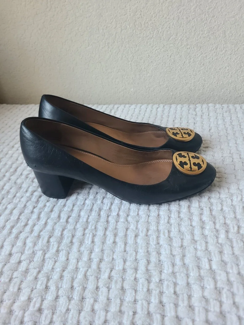 Tory Burch Black Leather Block Heel Pumps with Gold Logo Medallion Size 9.5